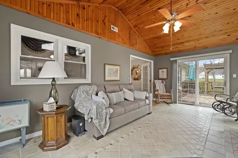 Living - 161 Cobb St, Corbin, KY 40701 photo 2 of 9