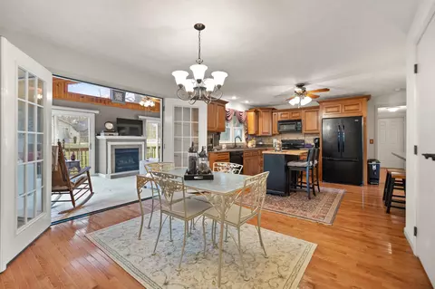 Dining - 161 Cobb St, Corbin, KY 40701 photo 2 of 3