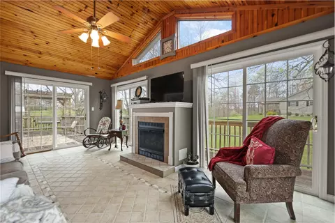 Living - 161 Cobb St, Corbin, KY 40701 photo 1 of 9