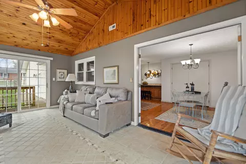 Living - 161 Cobb St, Corbin, KY 40701 photo 3 of 9