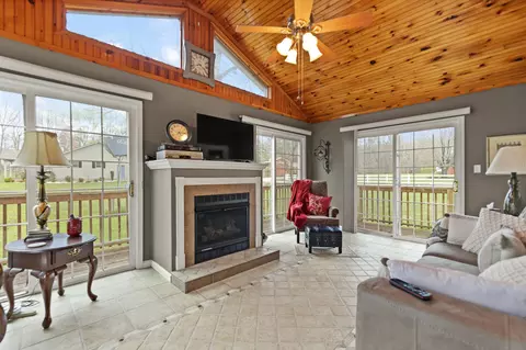 Living - 161 Cobb St, Corbin, KY 40701 photo 4 of 9