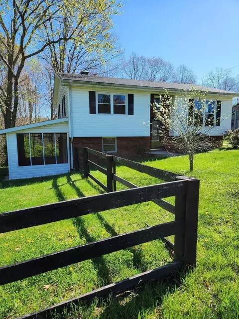 90 Yellow Pine Rd, Clay City, KY 40312