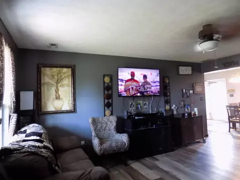 Living - 96 Rainbow Dr, Berea, KY 40403 photo 2 of 3