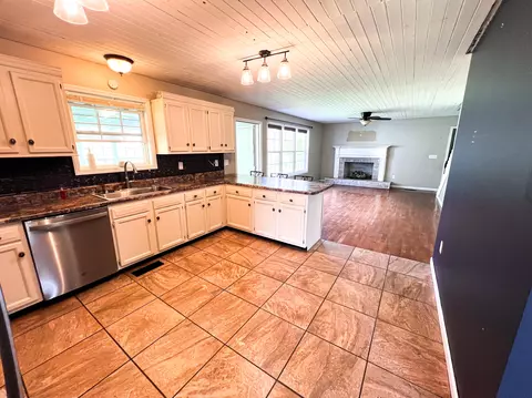 Kitchen - 290 Vine View Dr, Corbin, KY 40701 photo 2 of 2