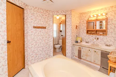 Bath - 30 Ashland Ave, Winchester, KY 40391 photo 1 of 11