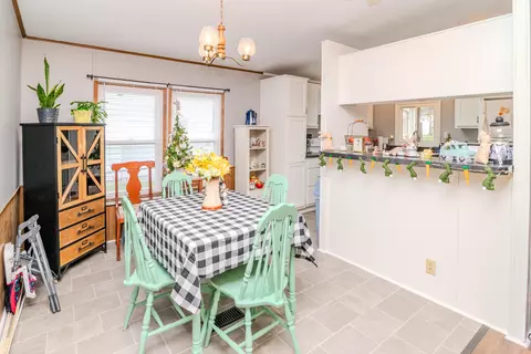 Dining - 30 Ashland Ave, Winchester, KY 40391 photo 2 of 3