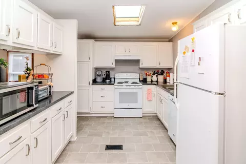 Kitchen - 30 Ashland Ave, Winchester, KY 40391 photo 6 of 10