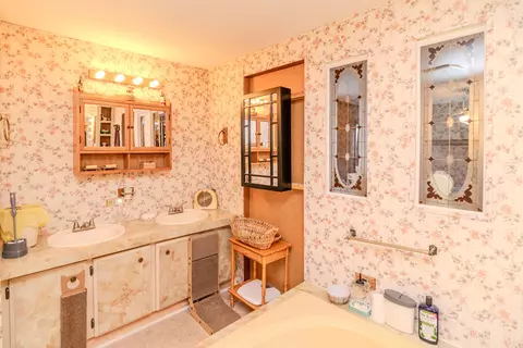 Bath - 30 Ashland Ave, Winchester, KY 40391 photo 5 of 11