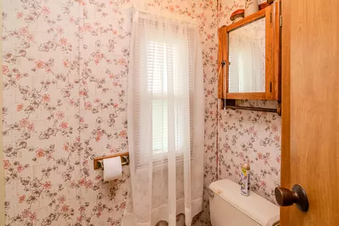 Bath - 30 Ashland Ave, Winchester, KY 40391 photo 8 of 11