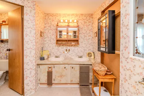 Bath - 30 Ashland Ave, Winchester, KY 40391 photo 4 of 11
