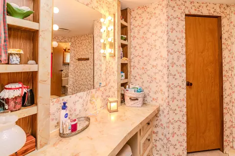 Bath - 30 Ashland Ave, Winchester, KY 40391 photo 2 of 11