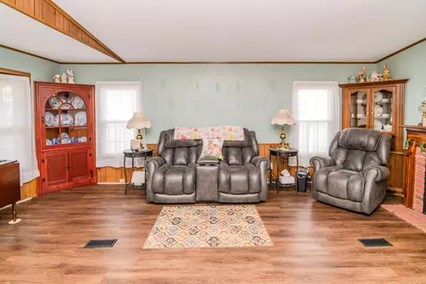 Living - 30 Ashland Ave, Winchester, KY 40391 photo 2 of 5
