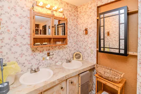 Bath - 30 Ashland Ave, Winchester, KY 40391 photo 6 of 11