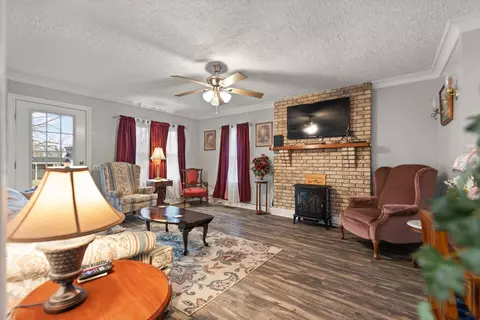 Living - 39 Morris St, Stanton, KY 40380 photo 1 of 4
