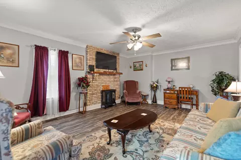Living - 39 Morris St, Stanton, KY 40380 photo 3 of 4