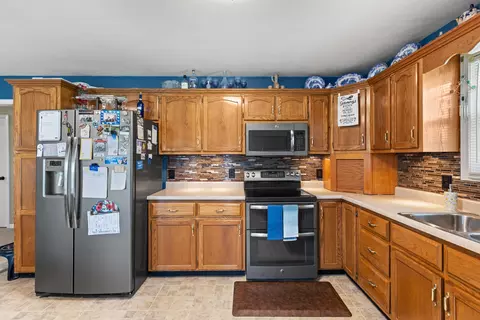 Kitchen - 256 Rolling Meadows Dr, Lancaster, KY 40444 photo 4 of 4