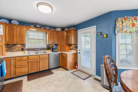 Kitchen - 256 Rolling Meadows Dr, Lancaster, KY 40444 photo 2 of 4