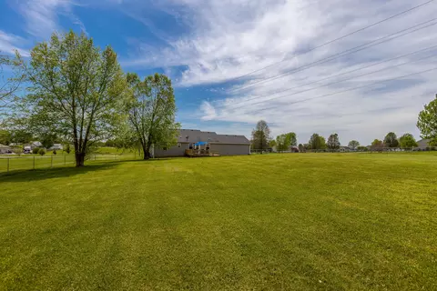 124 Bright Leaf Dr, Lancaster, KY 40444 photo 2