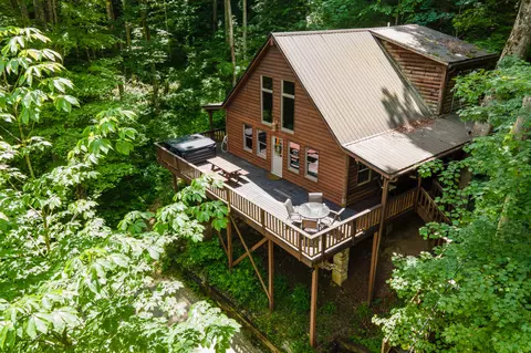 233 Platinum Dr, Slade, KY 40376