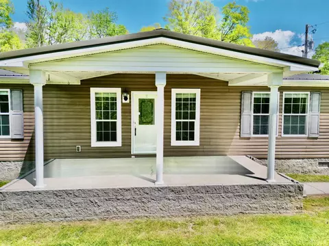 695 Pine Grove Rd, Beattyville, KY 41311