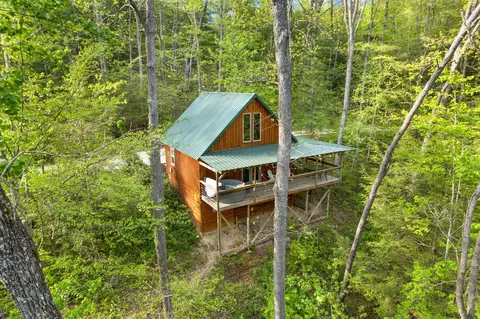 275 Black Bear Ridge Rd, Campton, KY 41301