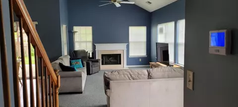 Living - 117 Willow Ln, Georgetown, KY 40324 photo 2 of 3