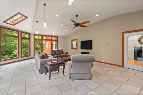 Living - 128 Cannonade Trl, Corbin, KY 40701 photo 2 of 4