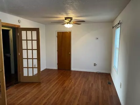 Living - 115 Mathes Ln, Mckee, KY 40447 photo 2 of 6