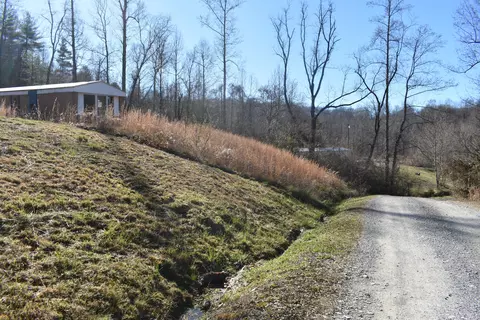 4 Taylor Rd, Middlesboro, KY 40965 photo 2