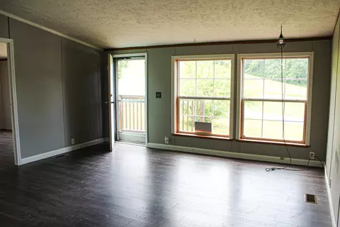 Living - 108 Laurel Ridge Rd, Corbin, KY 40701 photo 2 of 3