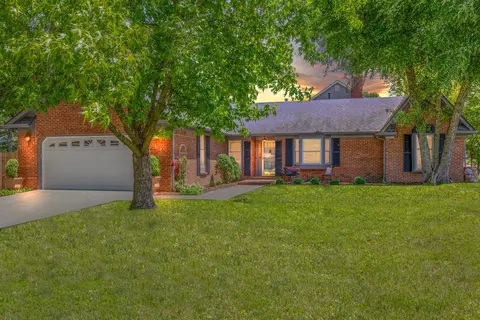 617 Hunters Ridge Dr, Versailles, KY 40383