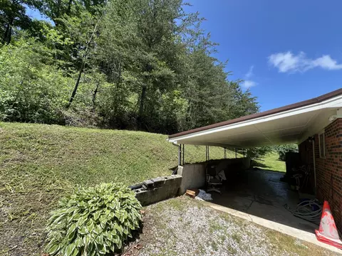 Exterior - 68 Bluetick Rd, Berea, KY 40403 photo 3 of 13