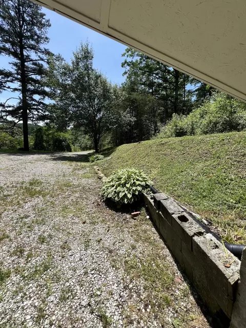 Exterior - 68 Bluetick Rd, Berea, KY 40403 photo 10 of 13