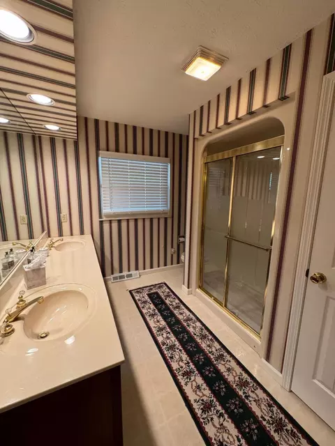 Bath - 104 Reasor St, Corbin, KY 40701 photo 3 of 4