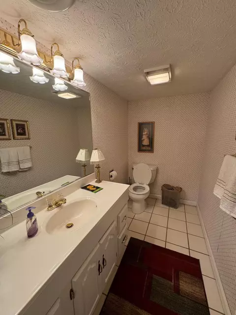 Bath - 104 Reasor St, Corbin, KY 40701 photo 2 of 4