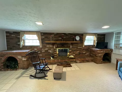 Living - 104 Reasor St, Corbin, KY 40701 photo 4 of 4