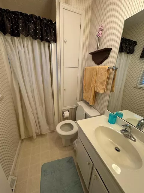 Bath - 104 Reasor St, Corbin, KY 40701 photo 1 of 4