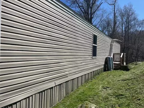 Exterior - 2425 Highway 3408, Blackey, KY 41804 photo 3 of 9