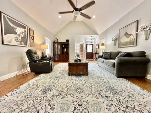 Living - 78 Edward Ct, Corbin, KY 40701 photo 2 of 5