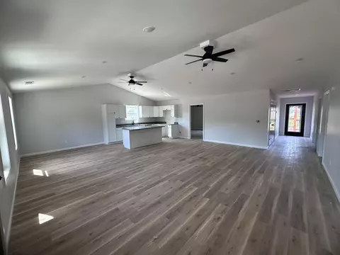 Living - 18 E Railroad St, Stanton, KY 40380 photo 1 of 1