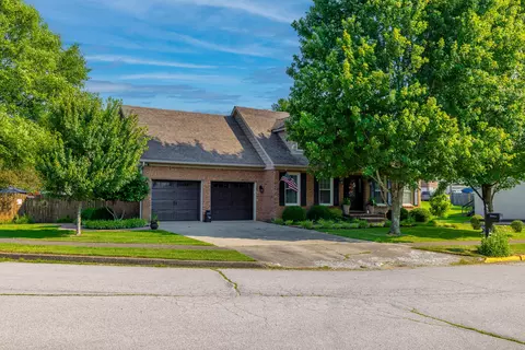 413 Willowbrook Rd, Winchester, KY 40391