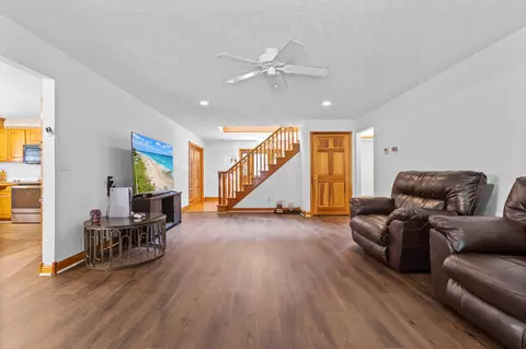 Living - 100 Plank Ln, Morehead, KY 40351 photo 2 of 4