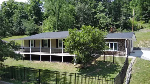 2135 Donta Rd, Ashland, KY 41102