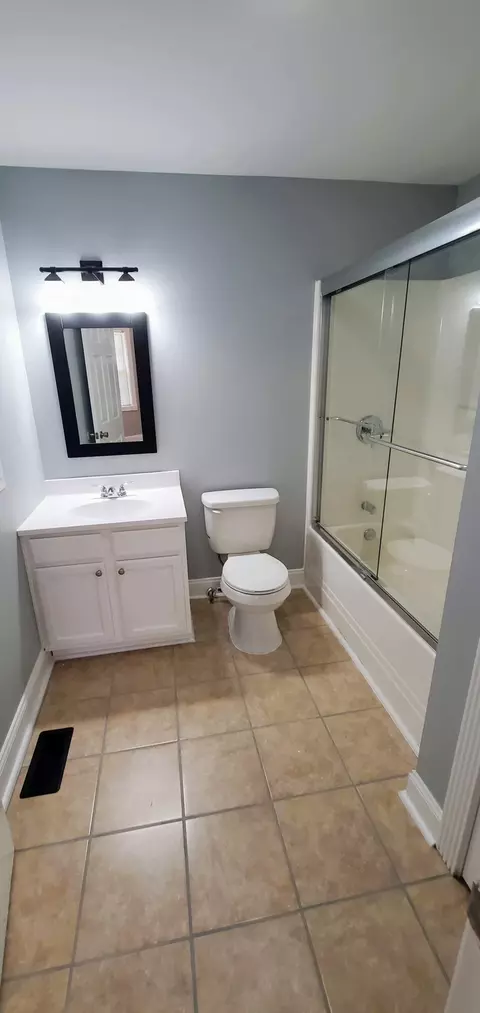 Bath - 902 W 5th St, Corbin, KY 40701 photo 2 of 3