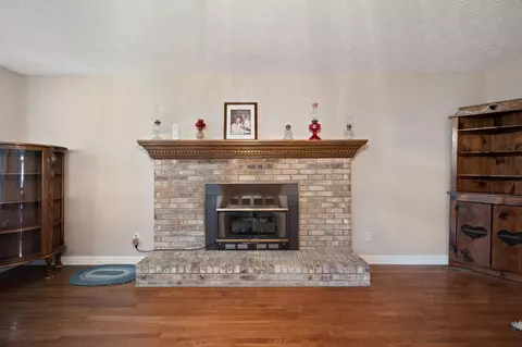 Living - 1085 Moberly Bend Rd, Corbin, KY 40701 photo 4 of 5