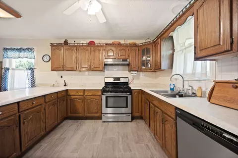 Kitchen - 1085 Moberly Bend Rd, Corbin, KY 40701 photo 2 of 3