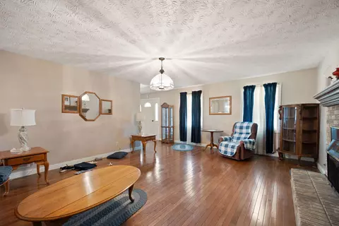 Living - 1085 Moberly Bend Rd, Corbin, KY 40701 photo 2 of 5