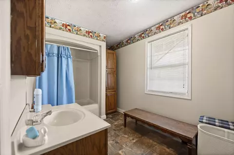 Bath - 1085 Moberly Bend Rd, Corbin, KY 40701 photo 6 of 7