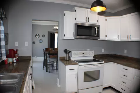Kitchen - 1408 Exeter Ave, Middlesboro, KY 40965 photo 3 of 3