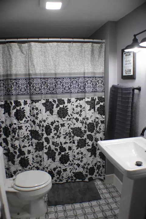 Bath - 1408 Exeter Ave, Middlesboro, KY 40965 photo 5 of 5